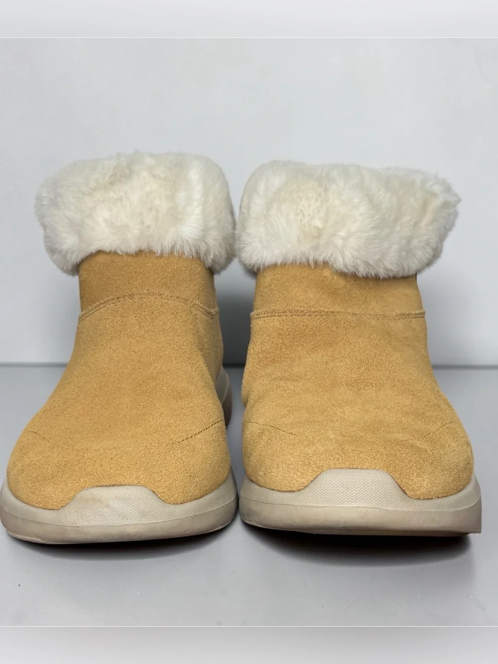 Skechers On-the-GO Joy-Bundle Up Boot GoGa Mat Insole Women’s Tan Suede Slip GUC